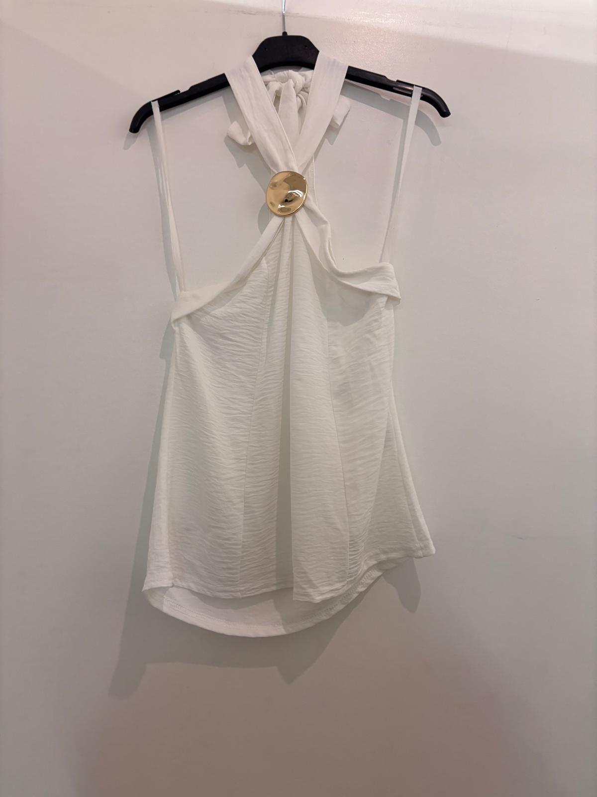 Top sans manches en tissu froissé avec col croisé et détail médaillon doré