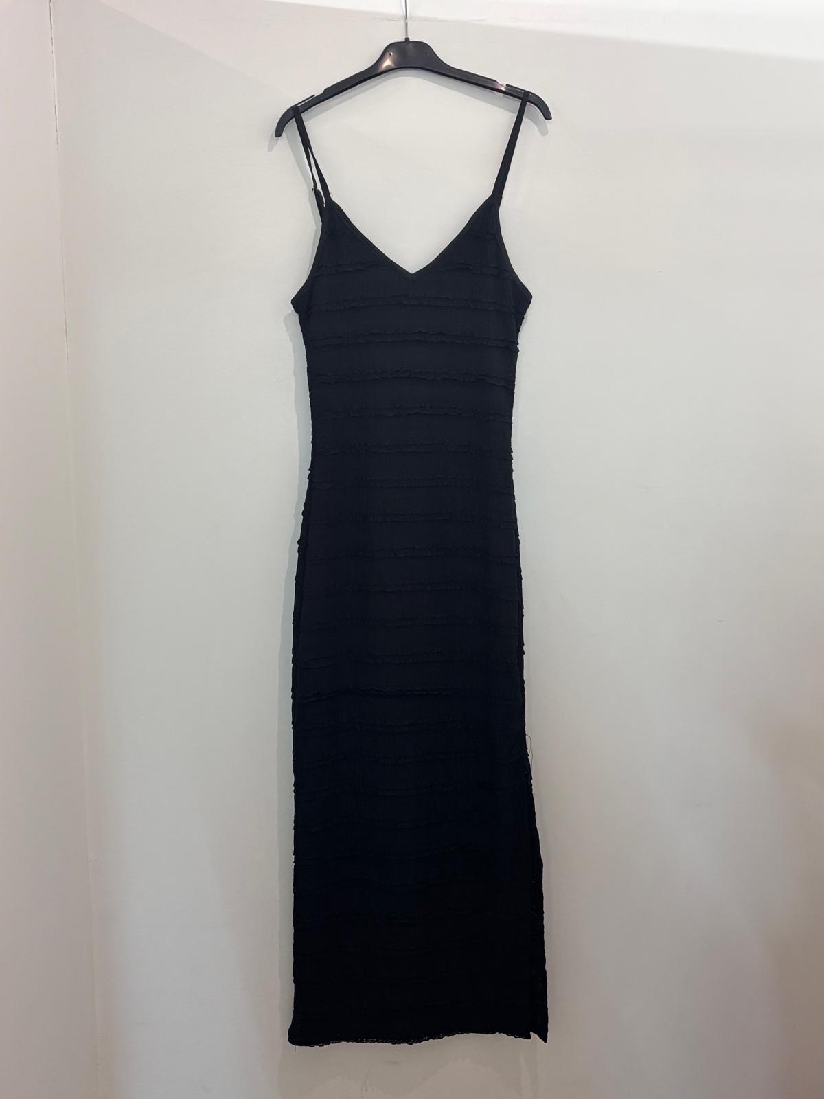Robe en tissu texturé à bretelles fines décolleté V et fente latérale