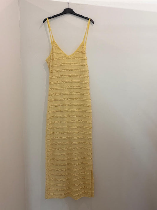 Robe en tissu texturé à bretelles fines décolleté V et fente latérale