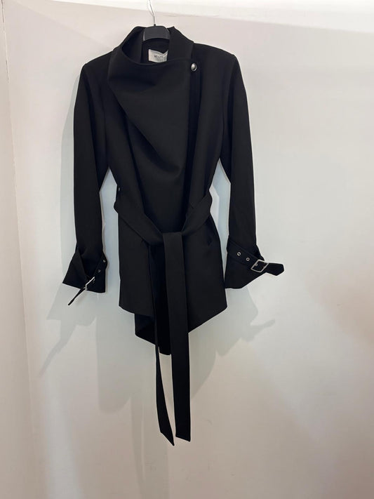 Veste structurée à col châle oversize manches longues ceinture assortie et bas à volants asymétriques