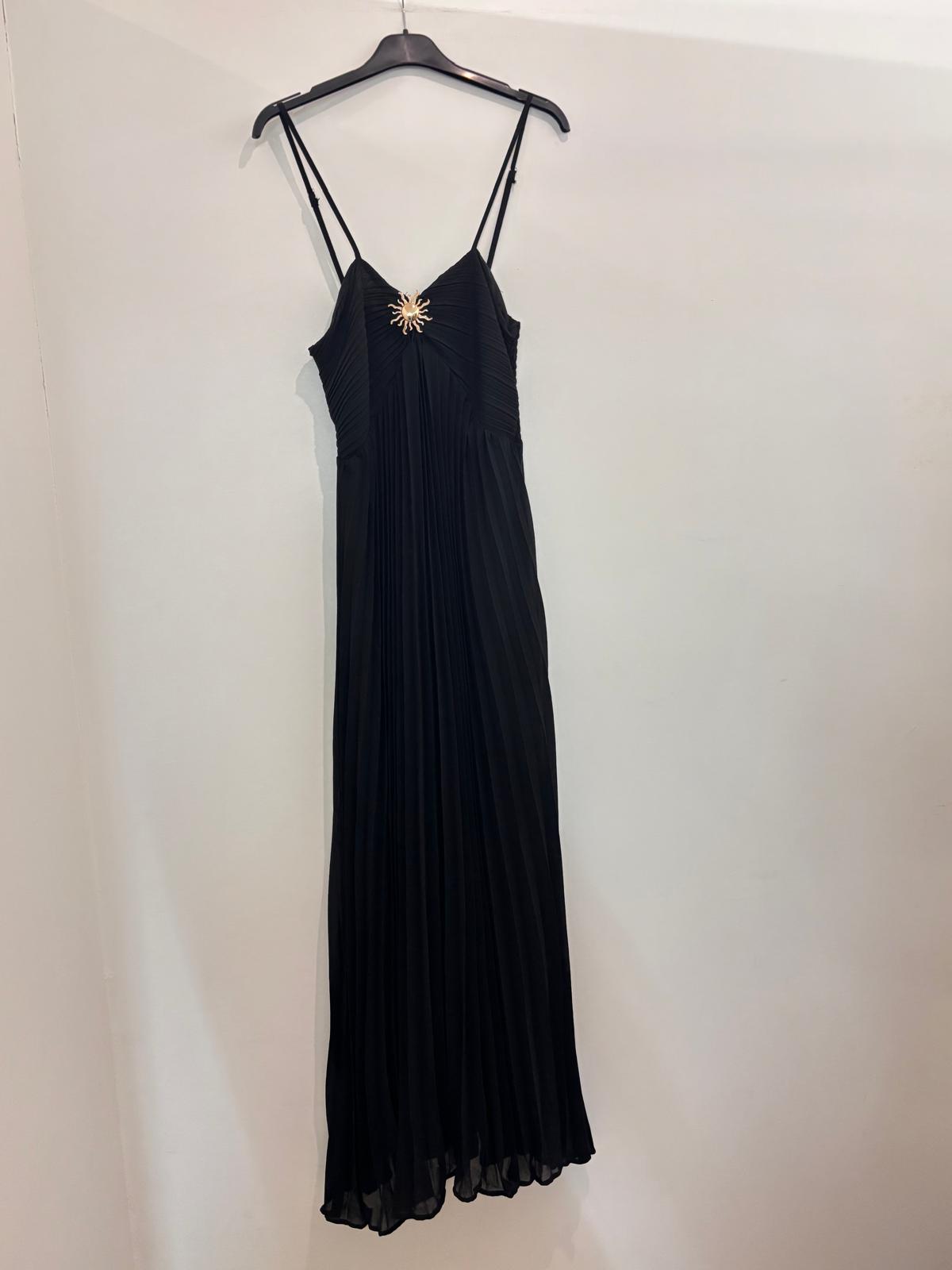 Robe longue plissée à bretelles broche soleil dorée & coupe fluide