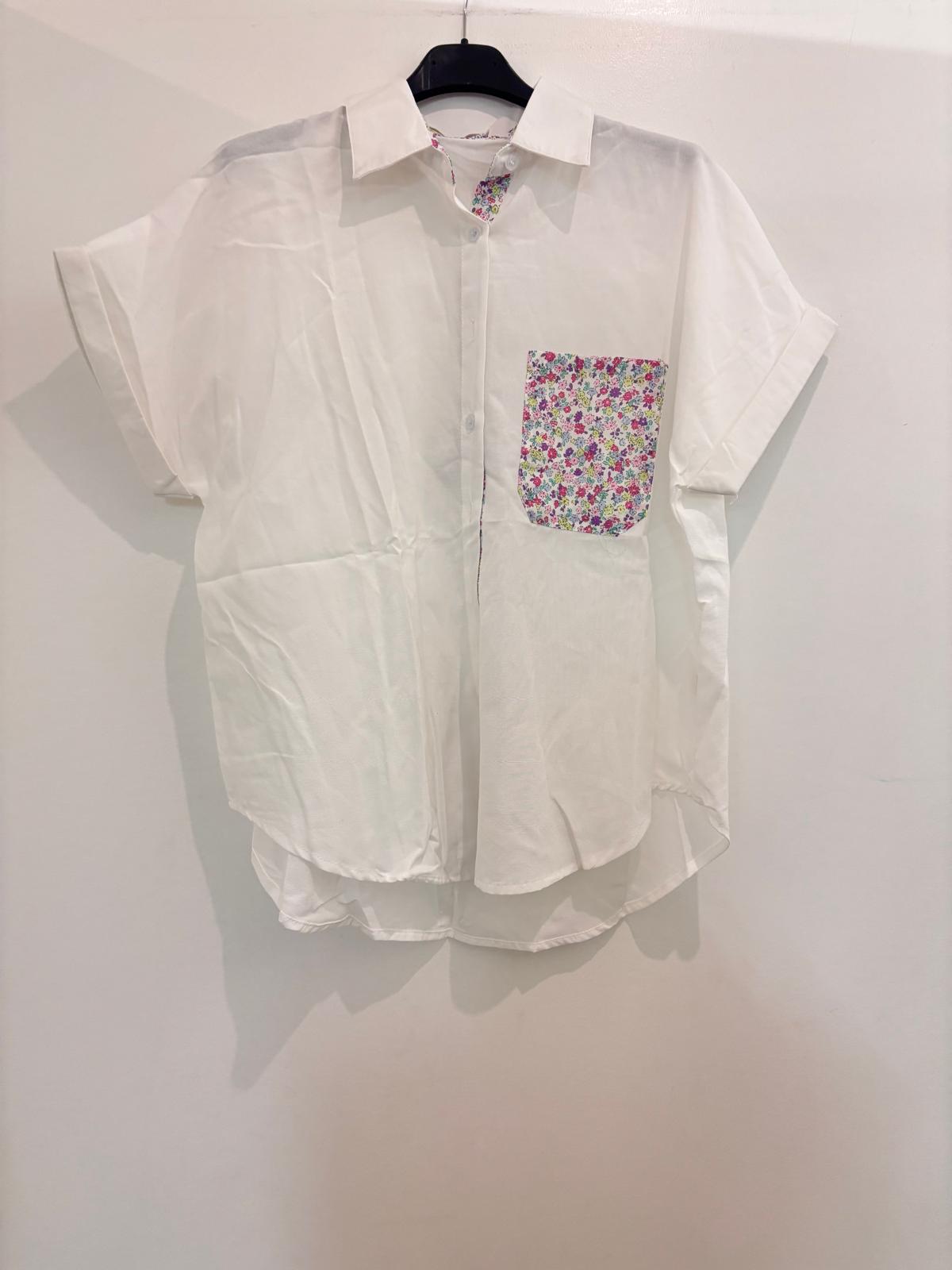 Chemise oversize à manches courtes retroussées avec poche poitrine en tissu fleuri et col chemisier