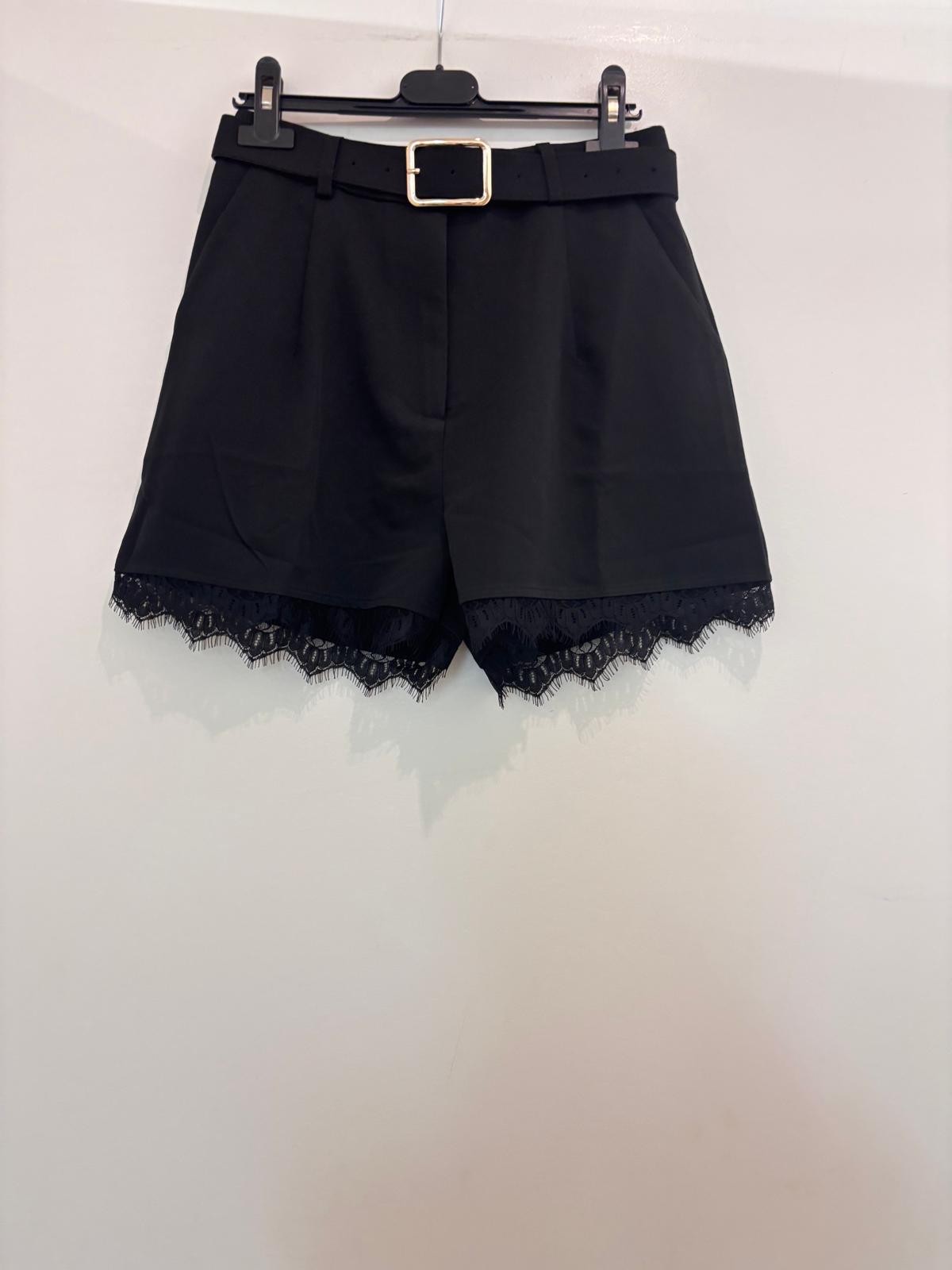 Short tailleur taille haute à ceinture boucle carrée dorée et bordure dentelle festonnée
