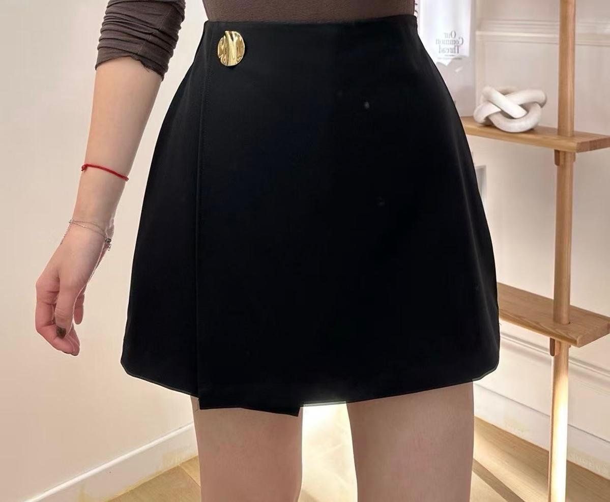 Short-jupe évasée taille haute à portefeuille asymétrique et bouton médaillon doré