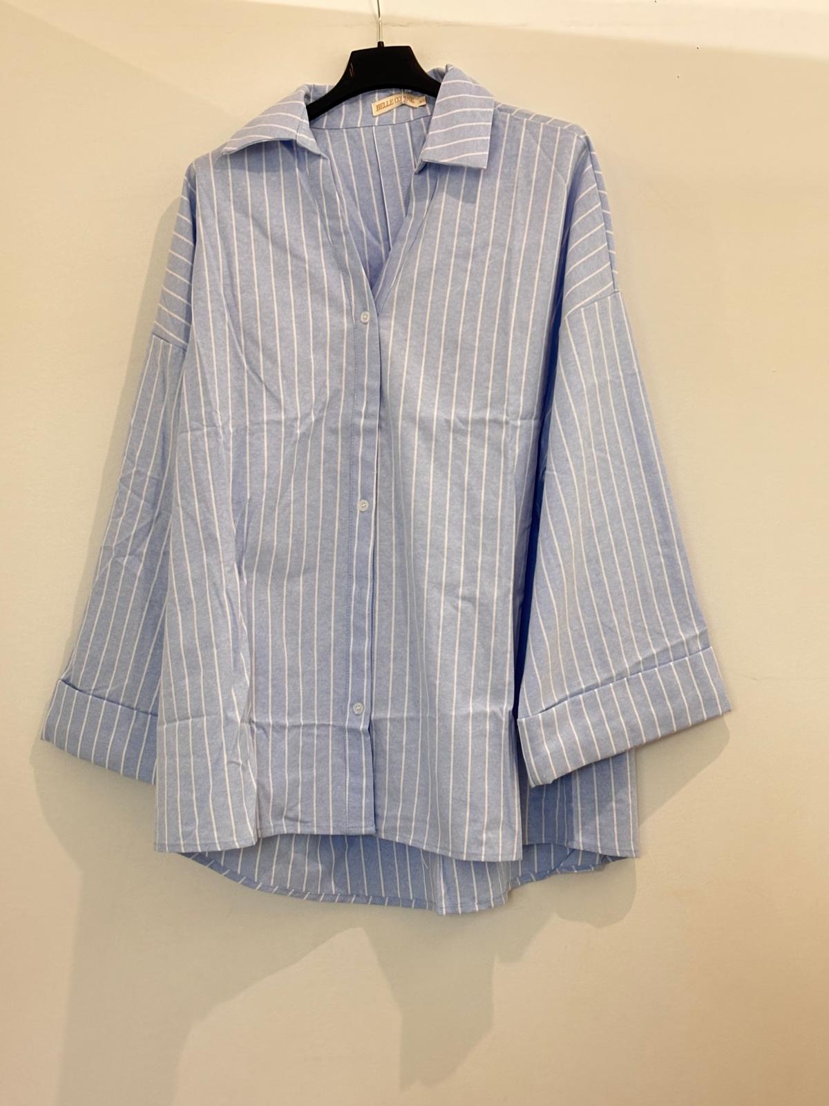 Chemise oversize à fines rayures blanches col chemisier et manches longues