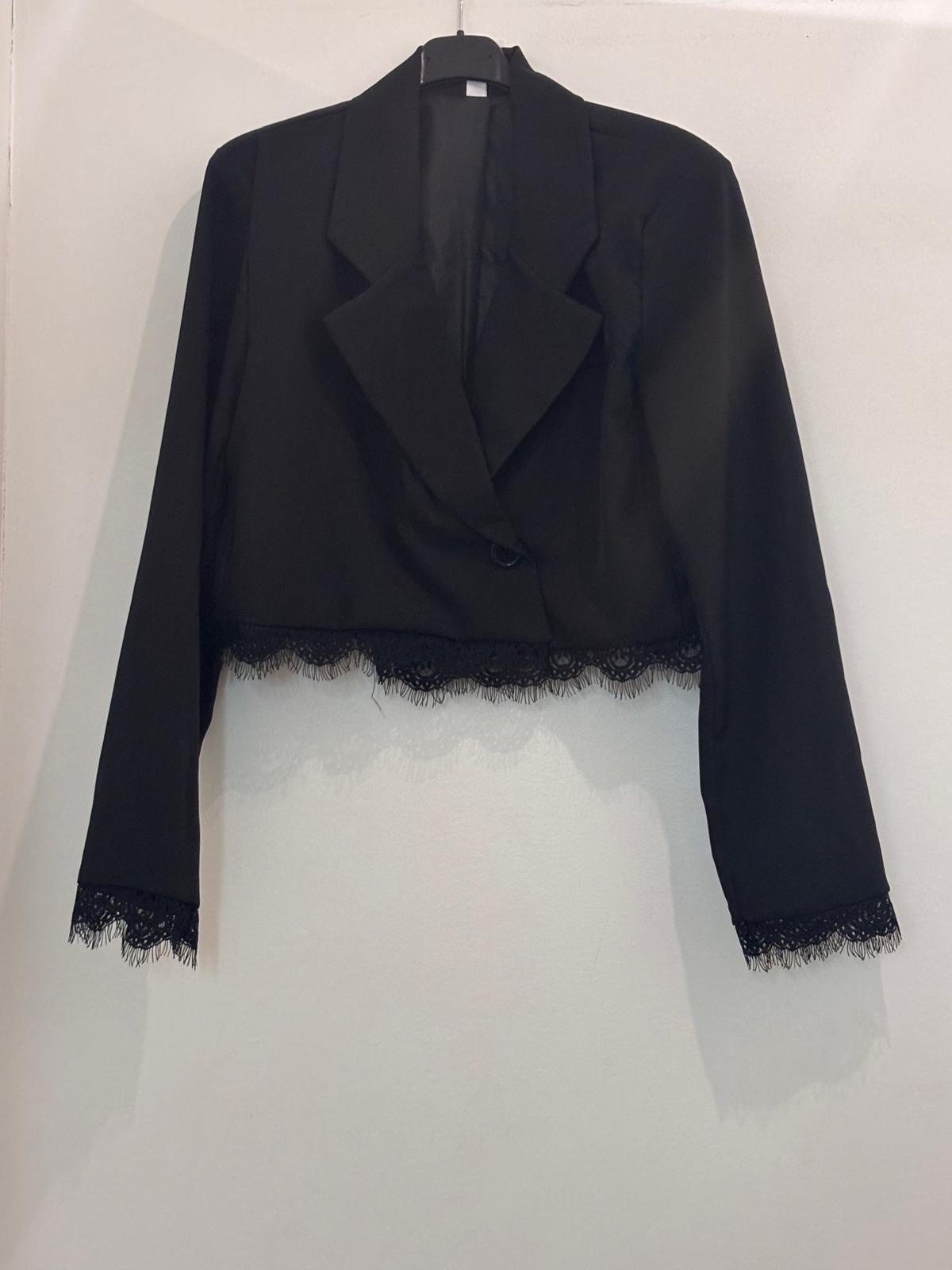 Veste blazer courte à revers crantés finitions en dentelle au bas et aux poignets