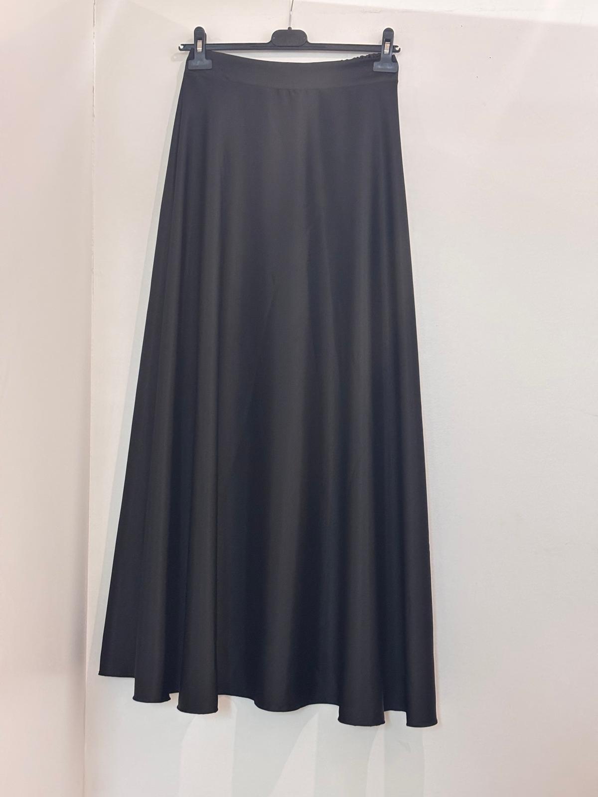 Jupe longue en satin fluide coupe évasée et taille haute