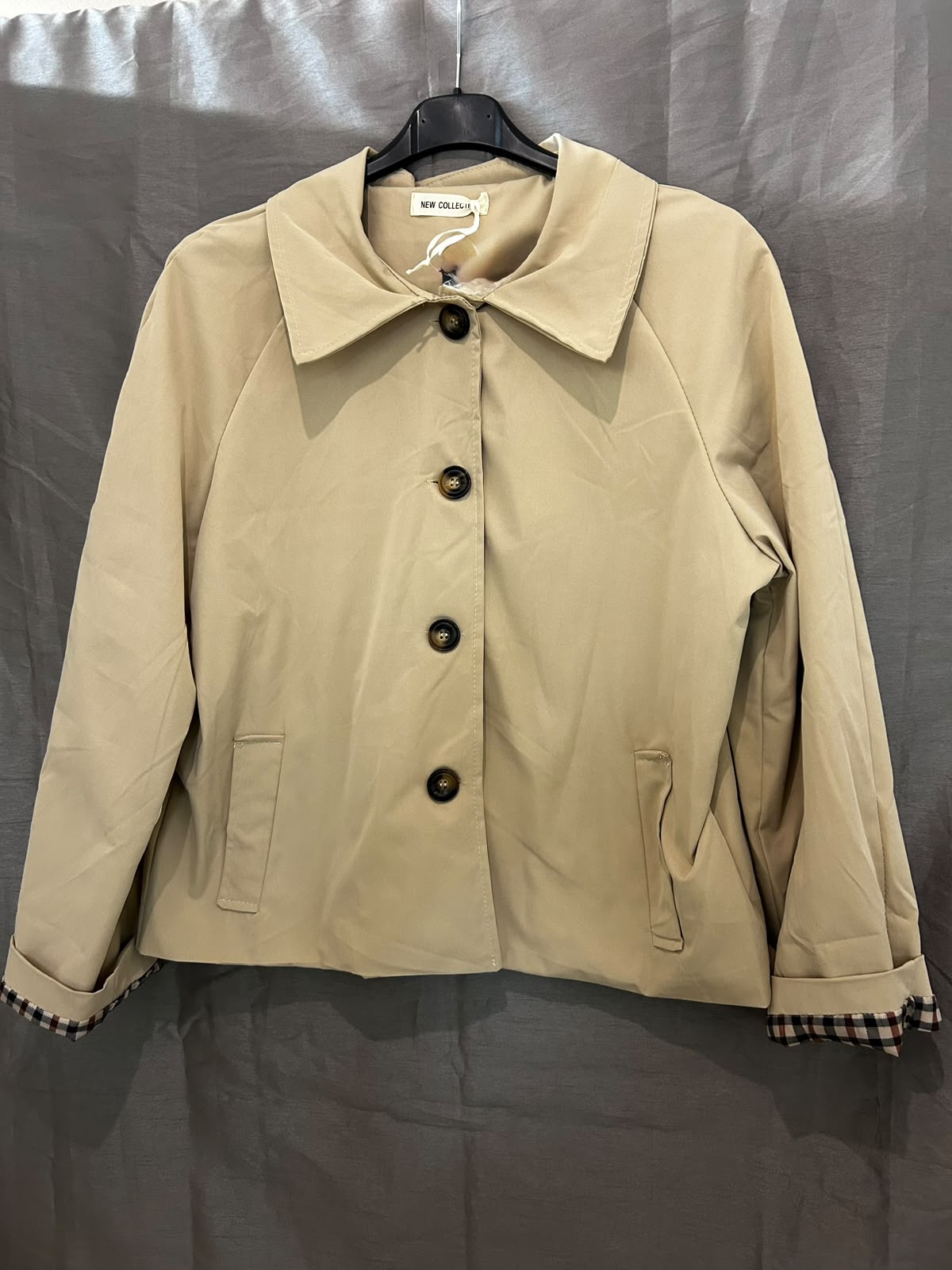 Veste avec col élégant et manches à carreaux