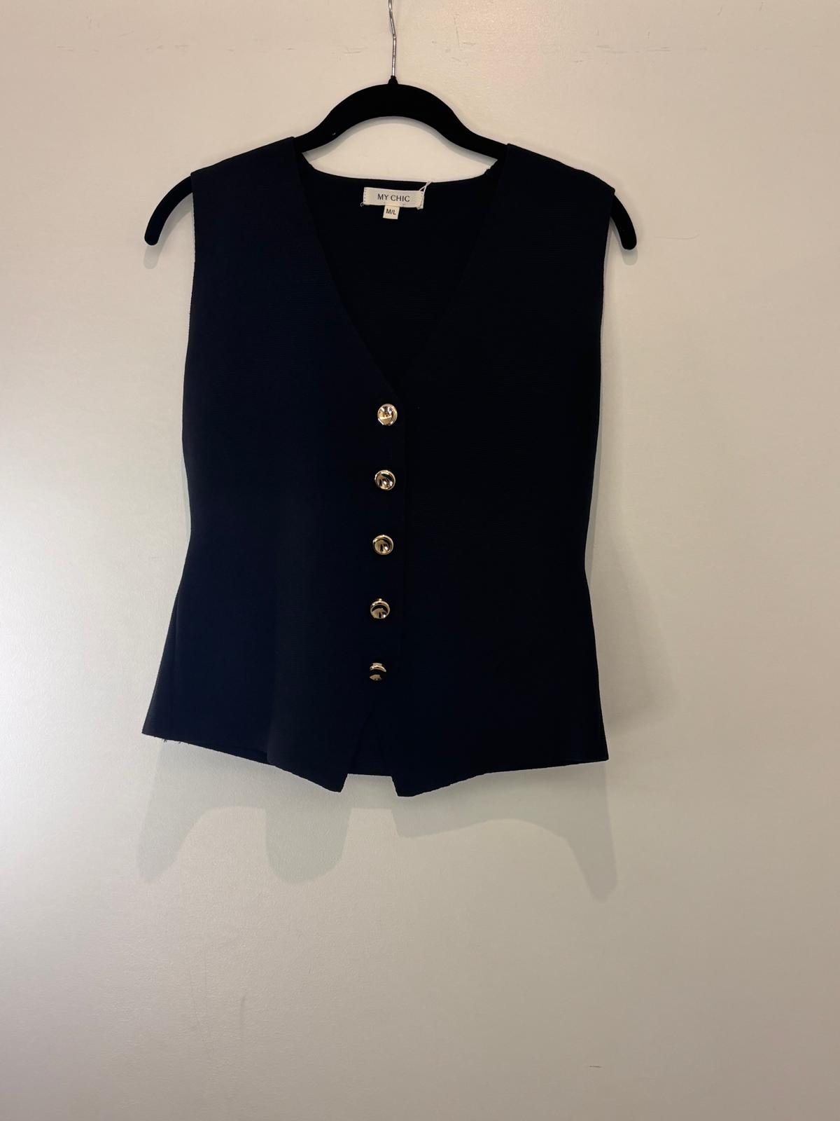 Débardeur chic à boutons dorés et coupe ajustée