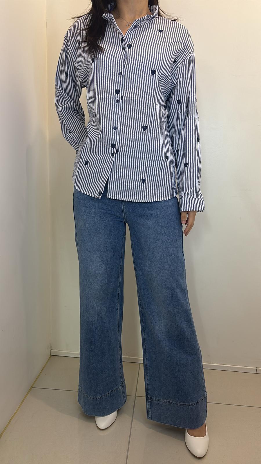 Chemise rayée bleu marine à petits cœurs brodés