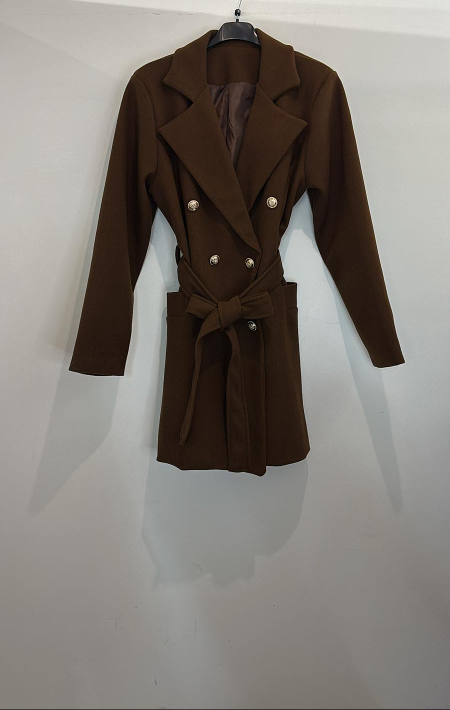 Manteau droit à boutons dorés