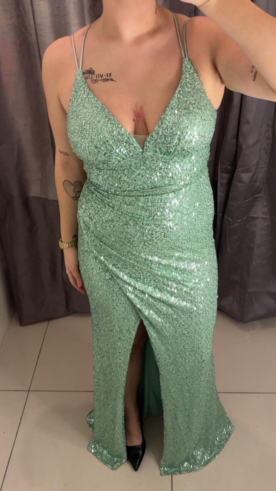 Robe sirène à sequins et dos croisé