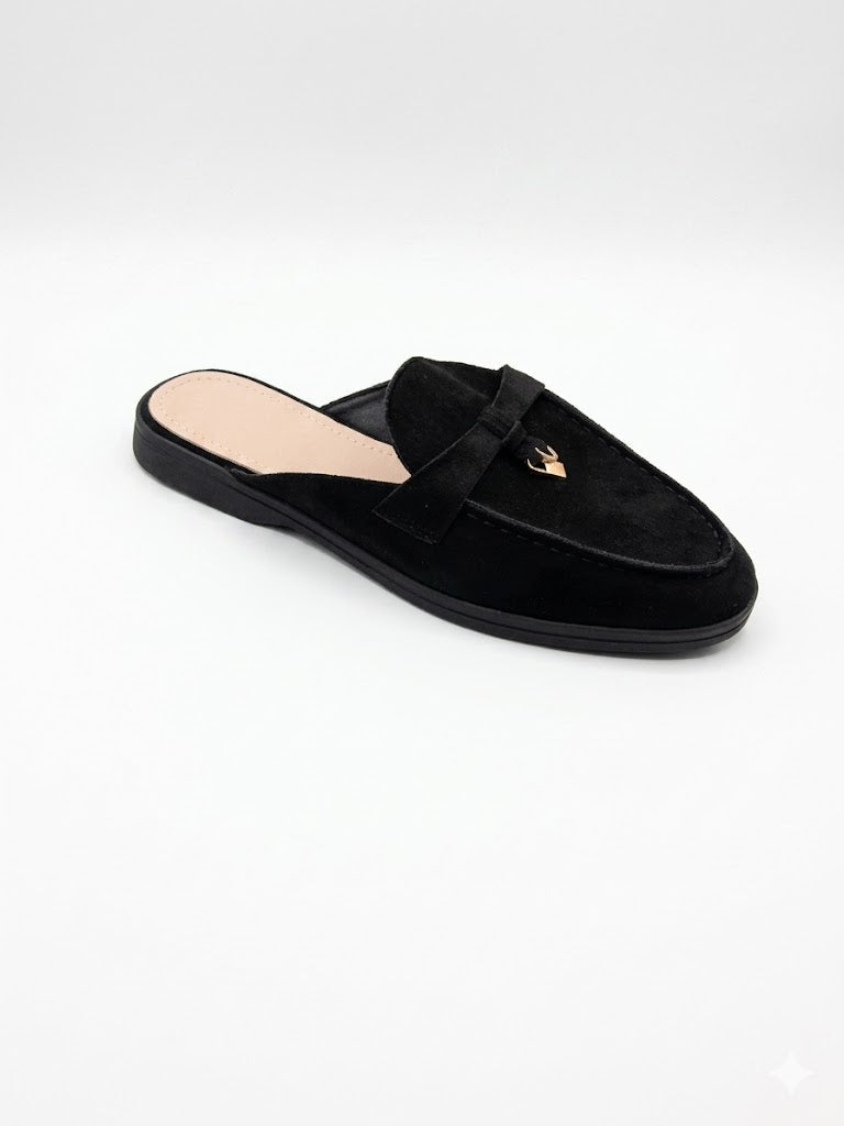 Mules plates noires en suédine façon mocassin petit nœud à détail doré