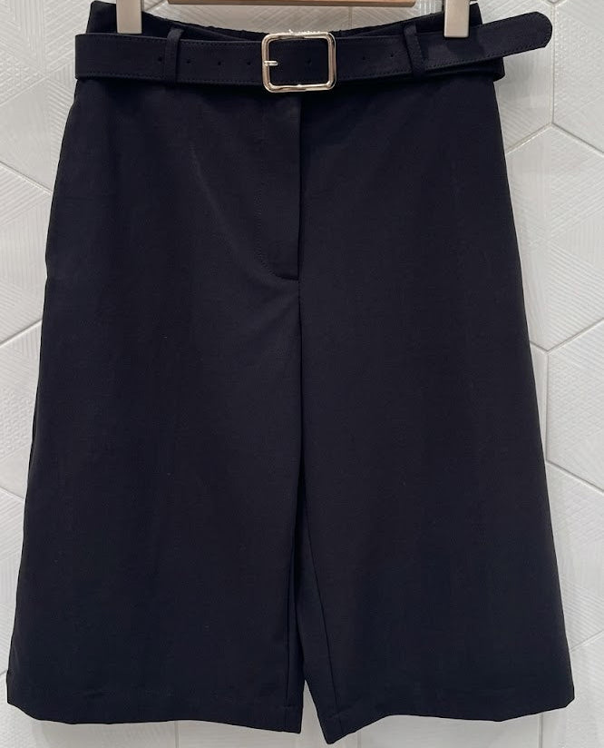 Short bermuda à taille haute avec ceinture assortie et boucle dorée