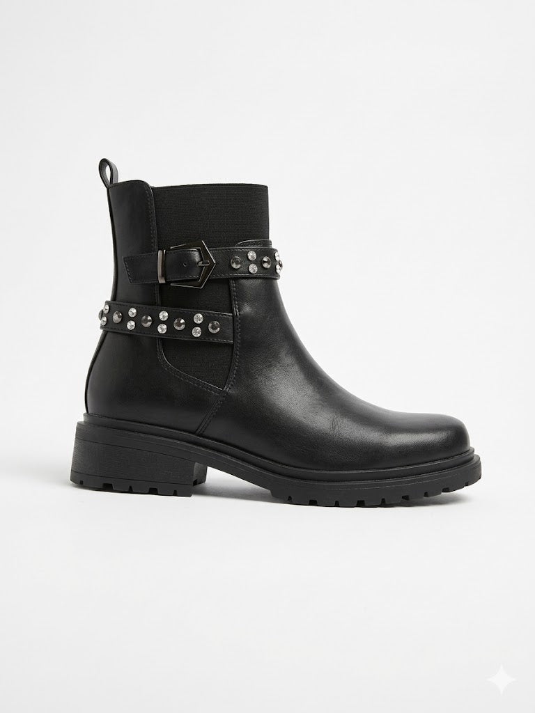 Bottines noires avec sangles à boucles et clous métalliques