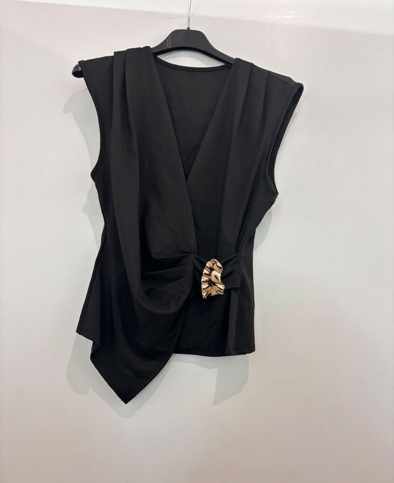 Top drapé asymétrique avec boucle décorative