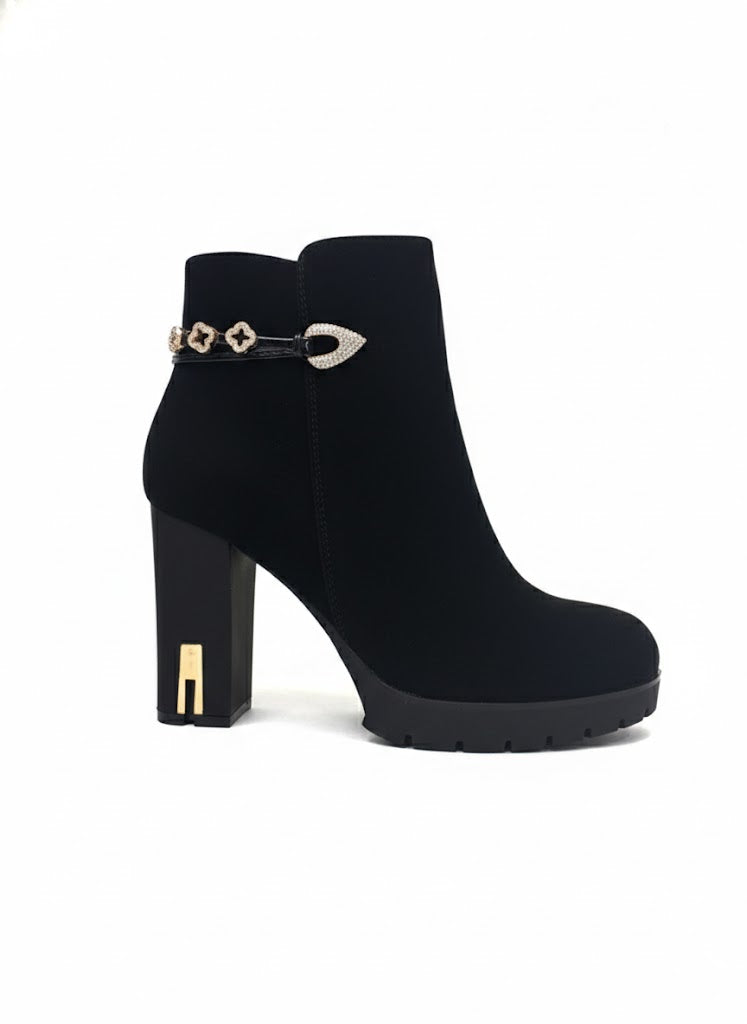 Bottines noire à talon haut avec bijou décoratif