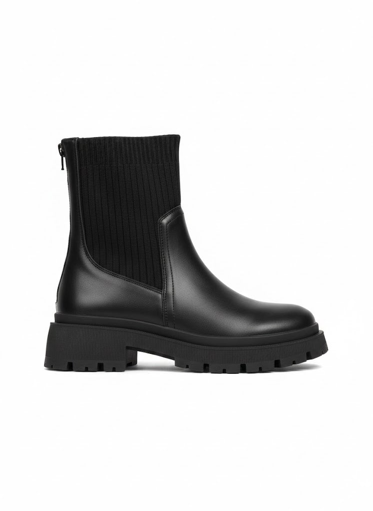 Bottines noire à semelle crantée et tige côtelée
