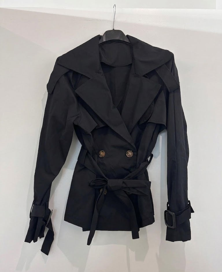 Veste trench courte à ceinture nouée coupe structurée et détails boutons contrastés