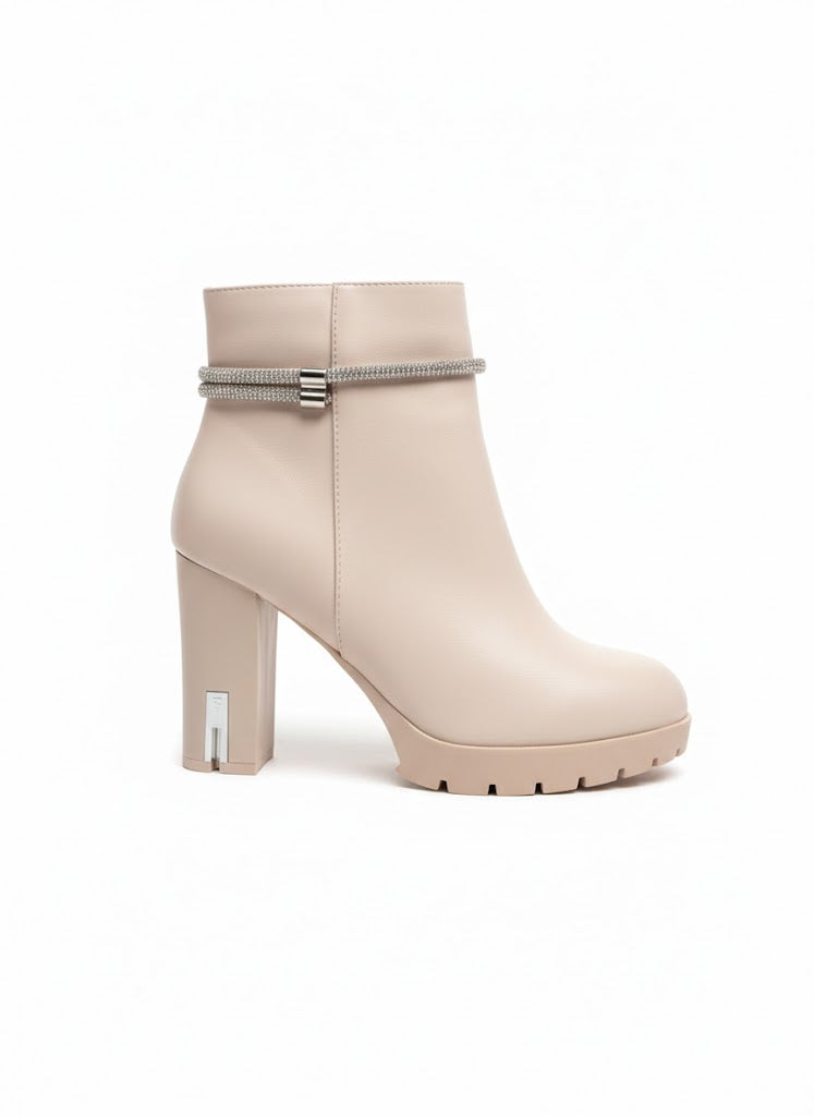 Bottines beiges à talon cranté et détail bijou