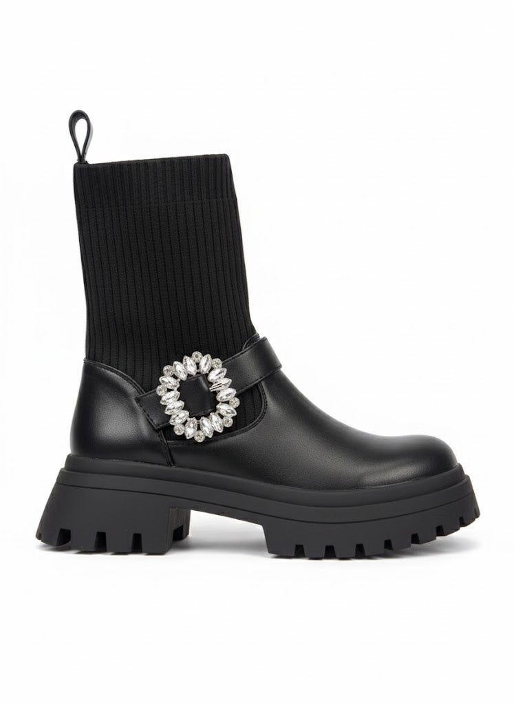 Bottines noires à semelle épaisse et détail bijou