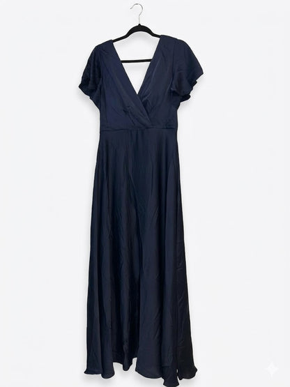 Robe longue en tissu satiné avec manches courtes volantées et décolleté V croisé