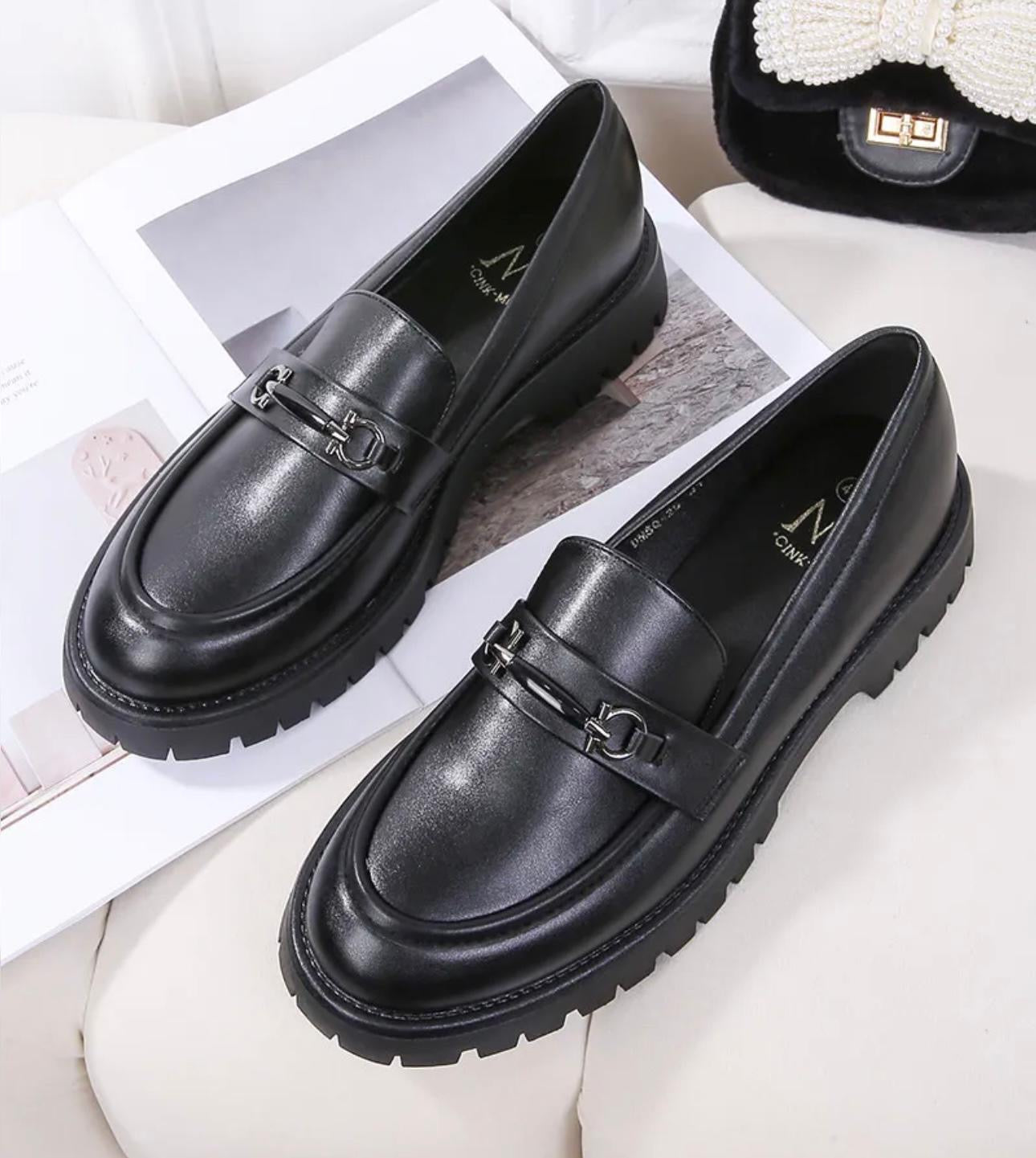 Mocassins en cuir avec détail métallique