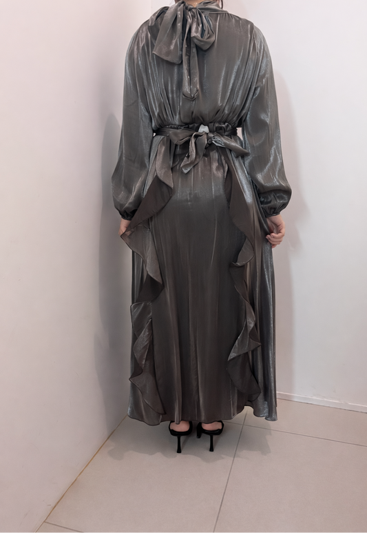 Robe longue fluide au fini satiné ceinturée à la taille avec détails volantés délicats