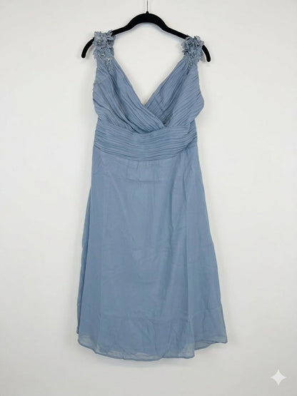 Robe courte fleuries plissée avec bretelles ornées de fleurs et sequins
