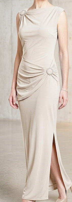 Robe longue satin drapé col bateau sans manches & broche argenté