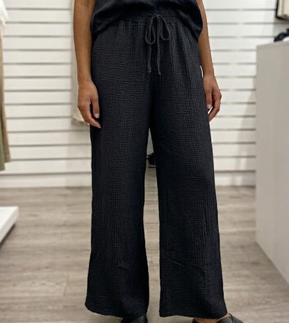 Pantalon en tissu gaze de coton texturé avec taille élastiquée et cordon