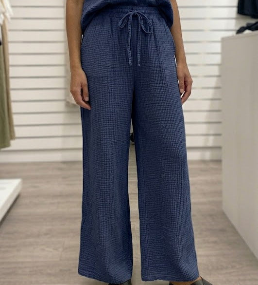Pantalon en tissu gaze de coton texturé avec taille élastiquée et cordon