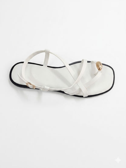 Sandales plates à fines brides croisées entre-doigts détail sphère dorée et boucle fine