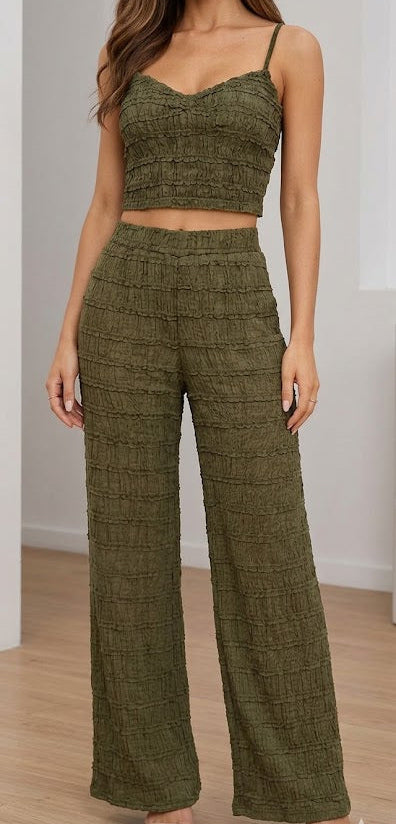 Ensemble deux pièces texturé crop top à bretelles et pantalon en tissu texturé