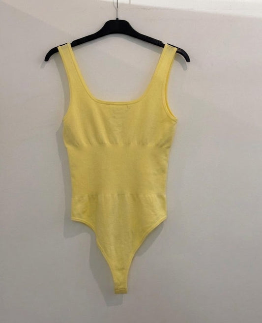 Body moulant côtelé avec larges bretelles et col carré