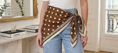Foulard à pois et bordure imprimée à nouer en ceinture