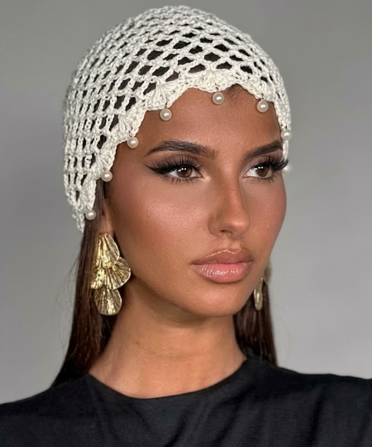 Bonnet en crochet ajouré orné de perles nacrées en frange