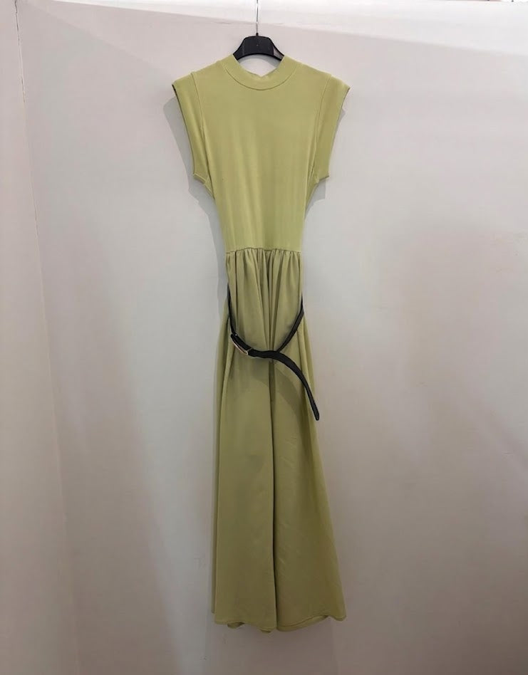 Robe longue sans manches col rond taille froncée & ceinture fine dorée