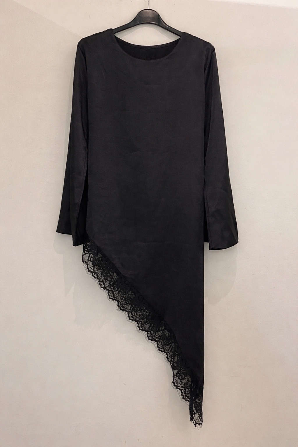 Tunique asymétrique avec finition dentelle