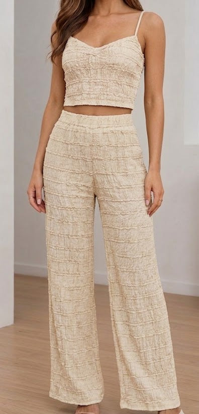 Ensemble deux pièces texturé crop top à bretelles et pantalon en tissu texturé