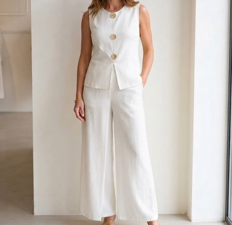 Ensemble veste sans manches et pantalon wide leg en tissu texturé avec boutons dorés
