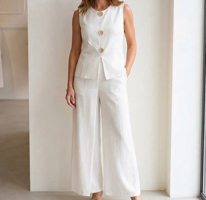 Ensemble veste sans manches et pantalon wide leg en tissu texturé avec boutons dorés