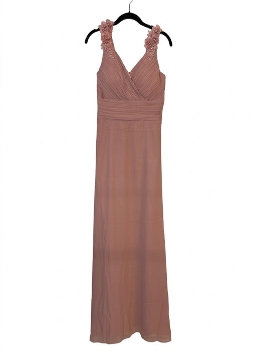 Robe longue avec bretelles ornées de fleurs en tissu et strass buste plissé