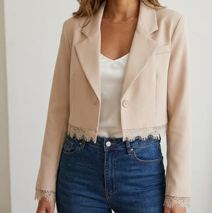 Veste blazer courte à revers crantés finitions en dentelle au bas et aux poignets
