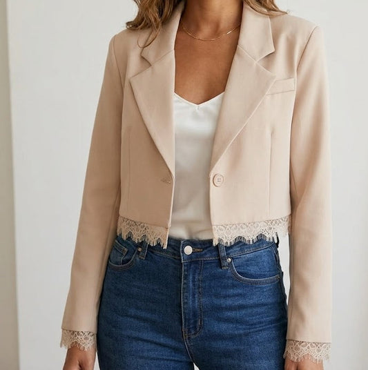 Veste blazer courte à revers crantés finitions en dentelle au bas et aux poignets