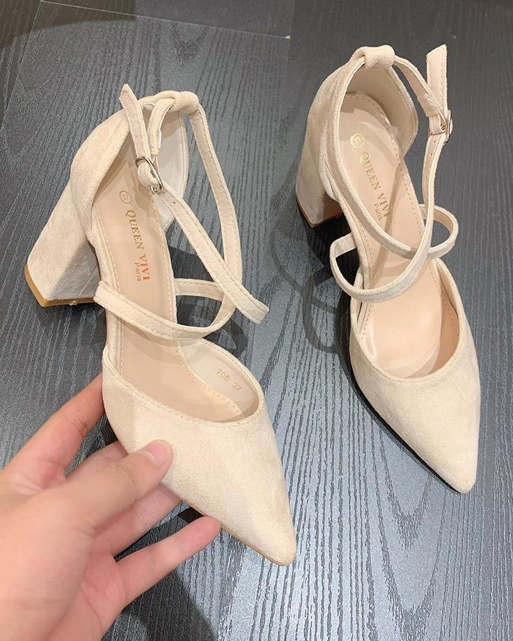 Escarpins à brides croisées et talons blocs élégants