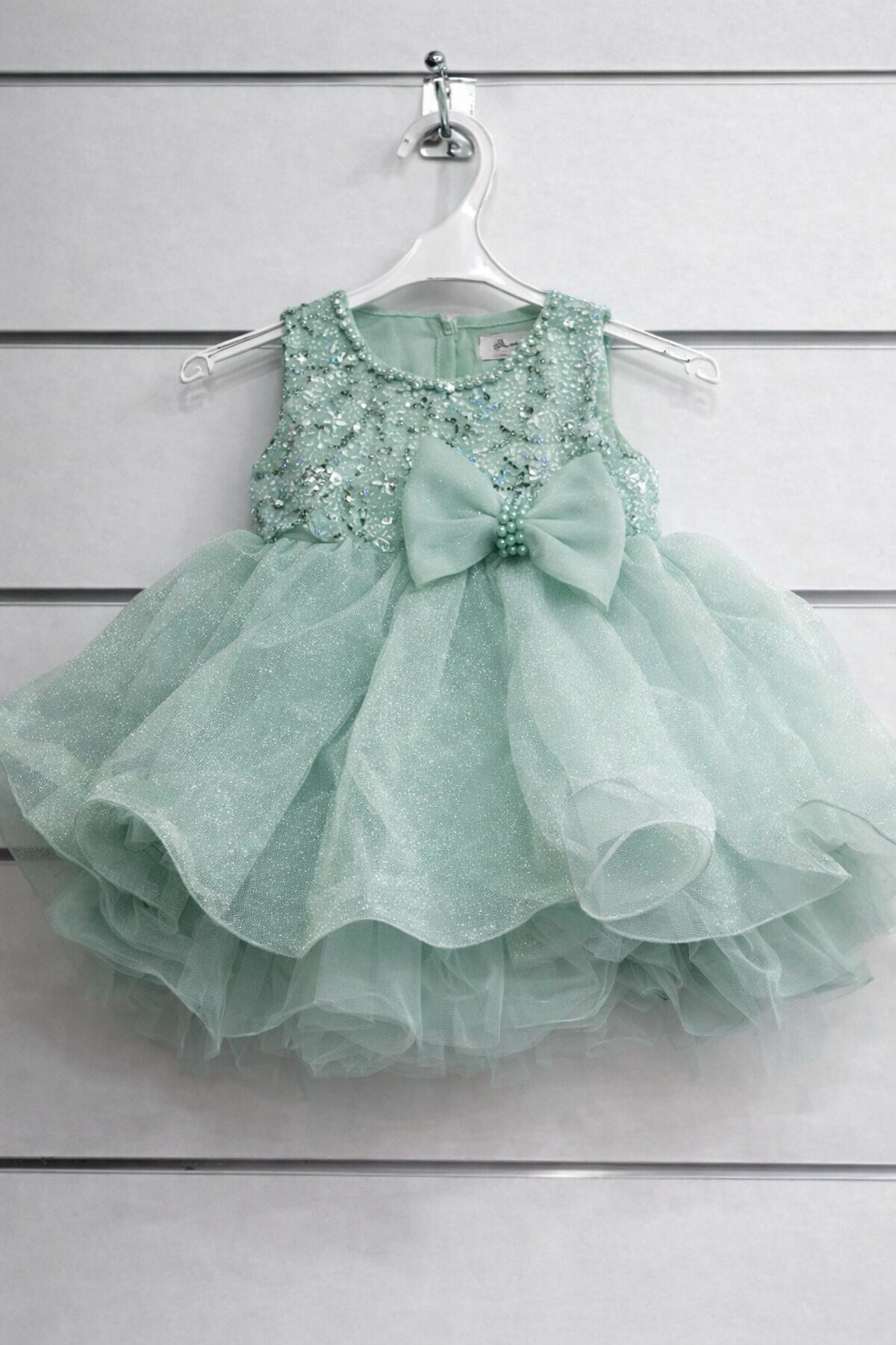 Robe tulle volumineux et corsage brodé avec nœud