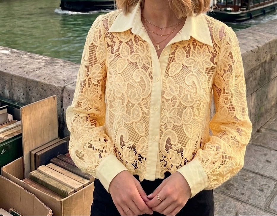 Chemise en dentelle florale crochetée col chemisier et manches longues à poignets