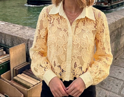 Chemise en dentelle florale crochetée col chemisier et manches longues à poignets