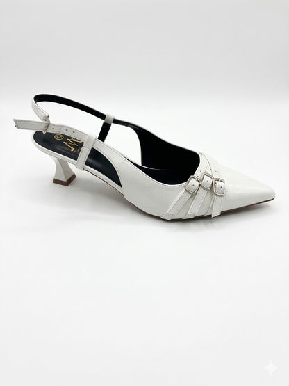 Slingback vernis à bout pointu avec triple bride et boucles argentées